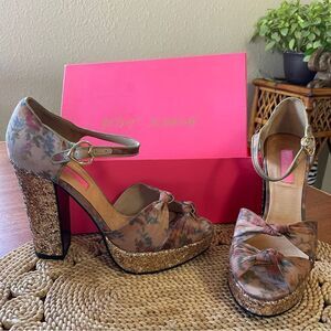 Betsey Johnson Floral Fabric Platform Open Toe Glitter Block Heels Tan Gold 10
